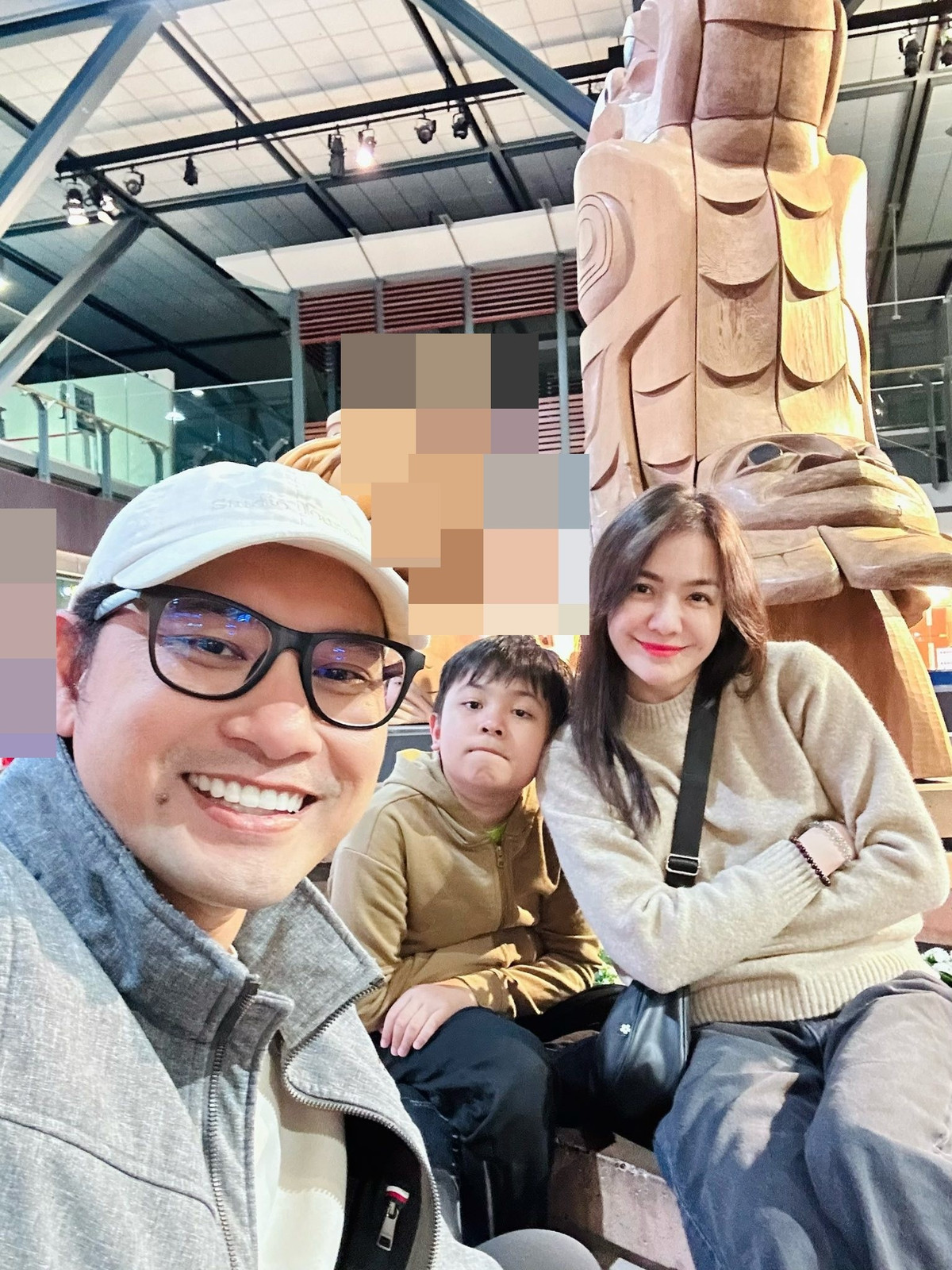 Cận Tết Nguyên đán 2026, nhiều sao Việt đồng loạt chia sẻ hình ảnh trở về Việt Nam sau thời gian sinh sống, làm việc ở nước ngoài. Không khí sum vầy, đoàn viên vì thế càng thêm rộn ràng. Mới nhất, vợ chồng Ái Châu – Huỳnh Đông đưa con trai từ Canada về Việt Nam đón Tết cùng gia đình nội ngoại. Ảnh: FB Ái Châu.