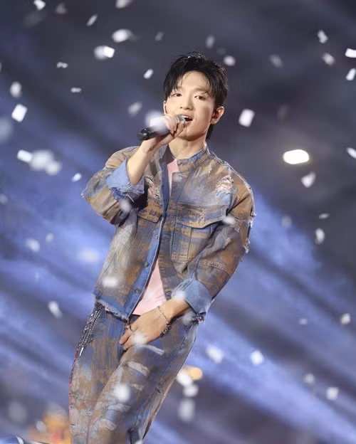 Hoàng Dũng sinh năm 1995, được khán giả biết đến khi đoạt á quân Giọng hát Việt năm 2015. Sau cuộc thi, anh dần xây dựng tên tuổi với nhiều ca khúc do chính mình sáng tác và thể hiện như "Nàng thơ", "Yếu đuối", "Đôi mươi", "La bàn".