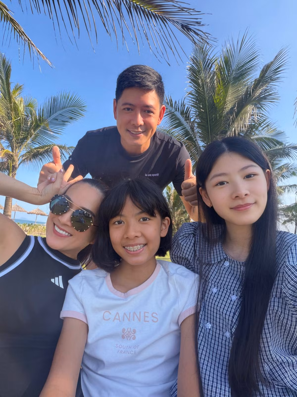 Diễn viên Bình Minh chia sẻ, gia đình anh tranh thủ đi nghỉ dưỡng ở Đà Nẵng trước khi hai con gái trở lại trường sau kỳ nghỉ đông kéo dài hai tuần. Ảnh: FB Anh Thơ.