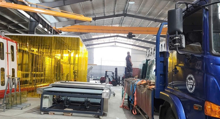 Hoạt động chế tác sản phẩm nhôm kính bên trong nhà xưởng xây dựng không phép trên đất Trường trung cấp nghề Công đoàn Việt Nam.