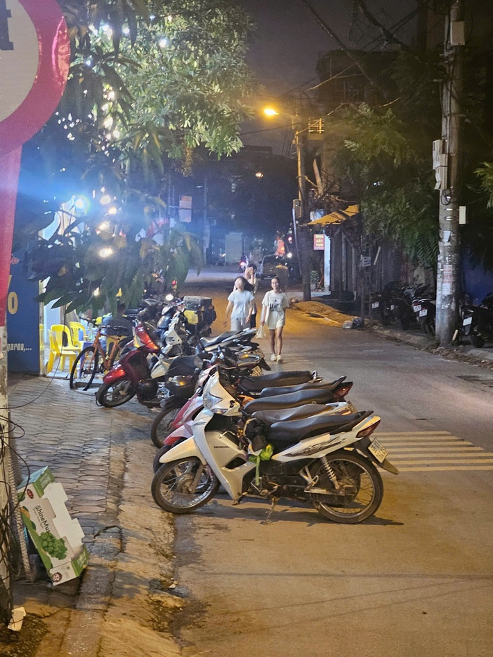 Người dân cho hay, căn nhà số 1 Thanh Đàm mới hoàn thiện và đưa vào bán bia cách đây khoảng 2 tháng. Tầng 1 căn nhà còn xây dựng tràn ra phía lòng đường để lấy không gian phục vụ kinh doanh. Quán hoạt động chủ yếu vào buổi trưa và tối.
