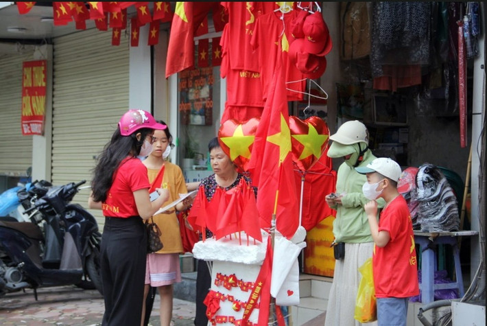 Nhiều cửa hàng kinh doanh phục vụ du khách đi xem hợp luyện, nhộn nhịp hơn bao giờ hết.