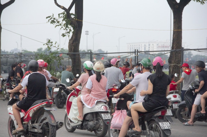 Đông đảo người dân tập trung phía ngoài hàng rào khu vực đường đua F1 với khí thế hào hứng để được tận mắt chiêm ngưỡng các loại xe pháo quân sự trước giờ G.