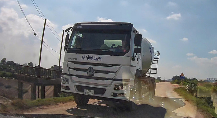 Nhiều xe bồn chở xi măng ra vào trạm trộn tấp nập.