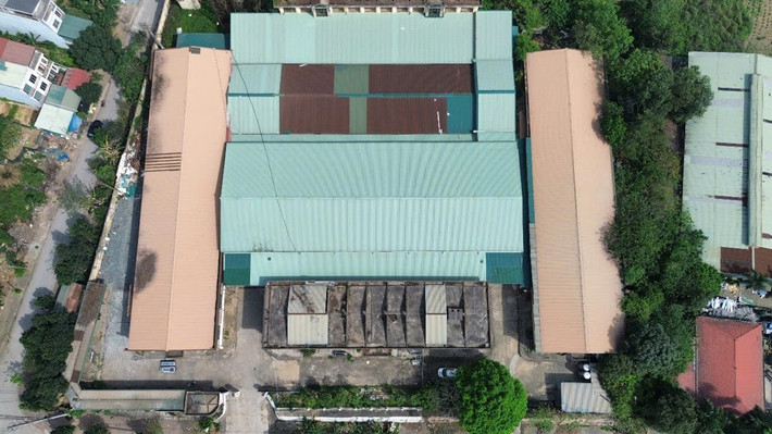 Tại khu đất, từ tháng 9/2024 “mọc” mới hai nhà xưởng khung sắt, lợp tôn, cao trên 3m. Trong đó, một nhà xưởng có kích thước dài 50m, rộng 25m, diện tích 1.250m2 và xưởng còn lại có kích thước dài 46m, rộng 7,3m, diện tích 335,8m. Tuy nhiên, việc xây dựng hai nhà xưởng mới bên trong khuôn viên nhà trường và hoạt động chế tác sản phẩm nhôm kính đều không báo cáo, không cung cấp được hồ sơ cấp phép xây dựng và các văn bản liên quan cho chính quyền địa phương.