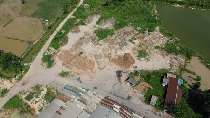 Một phần diện tích đất bên trong nhà máy gạch Ngọc Bài được sử dụng làm nơi đổ đống nguyên liệu.
