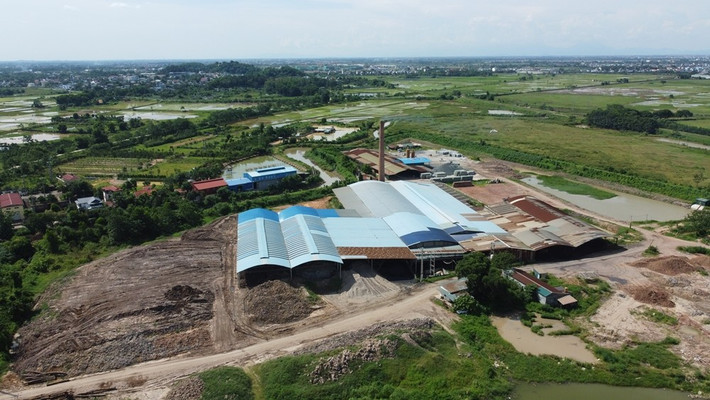 Ngày 15/7/2025, trao đổi với PV Báo Tri thức và Cuộc sống, ông Phạm Đức Quang - Giám đốc Công ty CP Sản xuất vật liệu, đầu tư xây dựng và kinh doanh thương mại Minh Tiến - cho biết, đến thời điểm này, các thủ tục pháp lý liên quan đến cấp phép hoạt động cho nhà máy gạch tại thôn Ngọc Bài (xã Kiều Phú, TP Hà Nội) của công ty vẫn đang trong quá trình hoàn thiện.