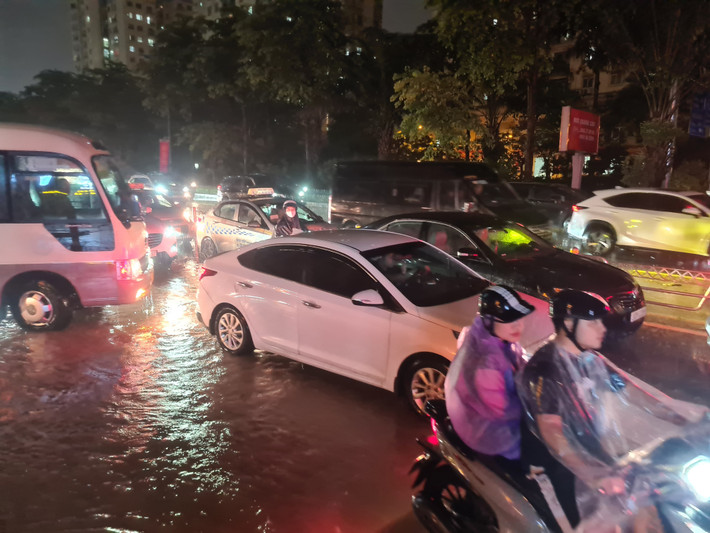 Đến 18h45, mưa trút xuống tầm tã các phương tiện tê liệt khi đi qua đoạn đường Võ Chí Công bị ngập.