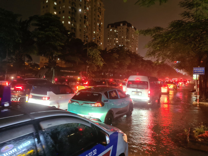 Người dân di chuyển vất vả để về nhà.