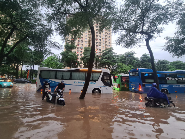 Đường Võ Chí Công ùn tắc do nước ngập, các phương tiện phải di chuyển chậm.