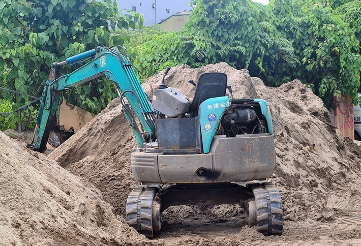 Người dân cho biết, bãi tập kết VLXD trái phép này đã hoạt động từ lâu, chuyên cung cấp vật liệu cho các công trình lân cận.