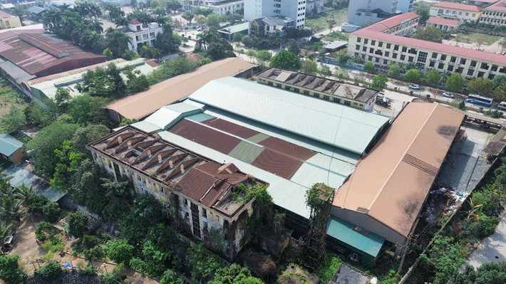 Tuy nhiên, hiện nay, Trường trung cấp nghề Công đoàn Việt Nam không tổ chức giảng dạy và đào tạo nghề. Đã tổ chức liên danh, liên kết với Công ty Cổ phần Phượng Hoàng Glass trong việc thi công chế tác sản phẩm khung nhôm kính.