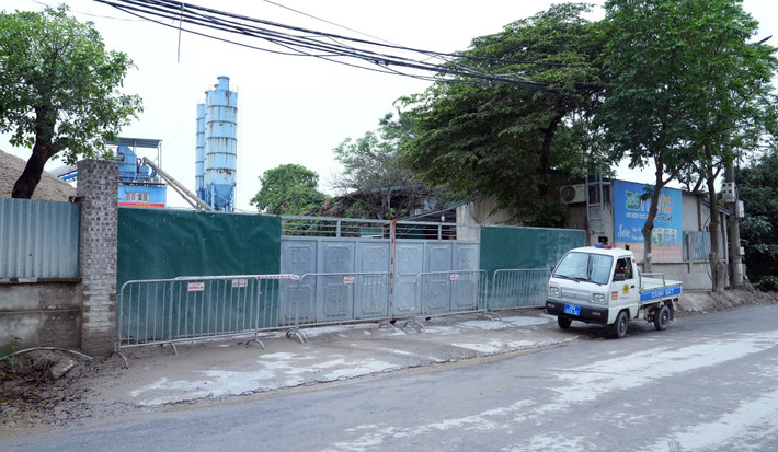 Sau khi báo phản ánh, UBND TP Hà Nội có Văn bản số 175/UBND-TTĐT chỉ đạo UBND huyện Thanh Trì (cũ) kiểm tra, xử lý theo quy định. UBND xã, Công an xã sau đó được yêu cầu làm việc với Công ty TNHH Vật liệu xây dựng Phong Cảnh để đưa ra phương án xử lý hợp tình, hợp lý nhằm giảm tối đa thiệt hại cho doanh nghiệp. Đồng thời, có biện pháp ngăn chặn các hành vi vi phạm. Cùng với đó, lực lượng Công an xã đã dựng rào chắn, bố trí cán bộ chốt trực tại cổng trạm trộn bê tông vi phạm. (Ảnh: KT&ĐT)