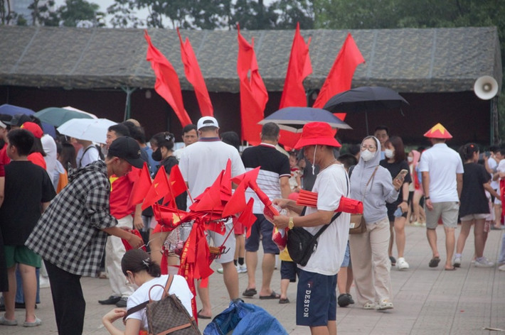 Để phục vụ người dân và du khách đi xem Tổng hợp luyện diễu binh, diễu hành lần 2, một số người tranh thủ mang bán các phụ kiện, sản phẩm như sticker cờ đỏ sao vàng, cờ đỏ sao vàng cầm tay, quạt mát, mũ cờ đỏ sao vàng, áo phông cờ đỏ sao vàng…
