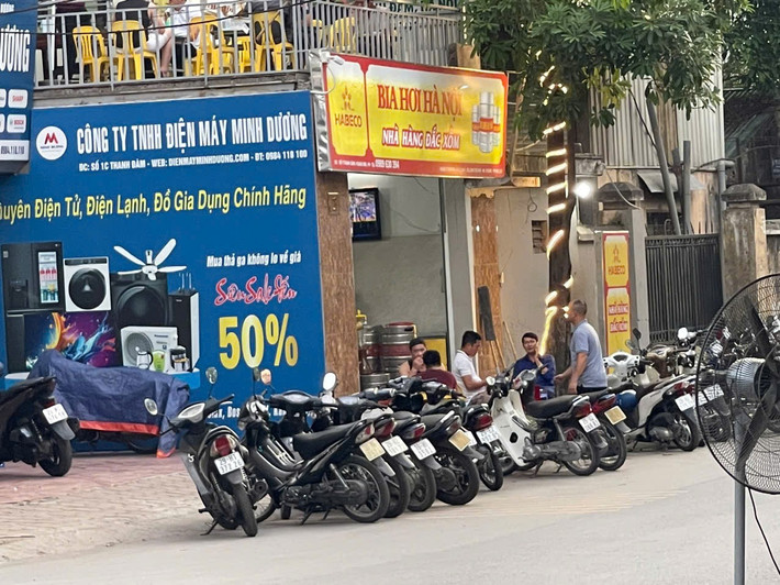 Thực tế, lấn chiếm lòng đường, vỉa hè ở Hà Nội làm nơi kinh doanh, buôn bán là một vấn đề nhức nhối lâu nay. Rất cần cơ quan chức năng vào cuộc để trả lại sự thông thoáng cho người tham gia giao thông.