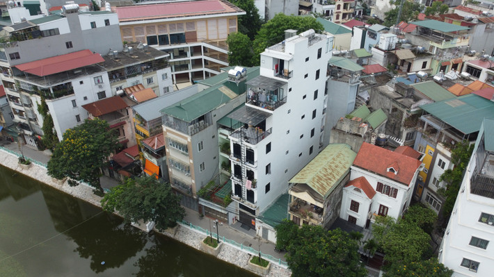 Ngoài ra, tại ngõ 144 Quan Nhân (Thanh Xuân, Hà Nội), người dân cũng phản ánh một số trường hợp công trình riêng lẻ chỉ được phép xây dựng tối đa 6 tầng, 1 lửng, 1 tum. Nhưng trong quá trình thi công, các công trình ngang nhiên xây cao tận 7- 8 tầng, có dấu hiệu xây sai giấy phép được cấp.