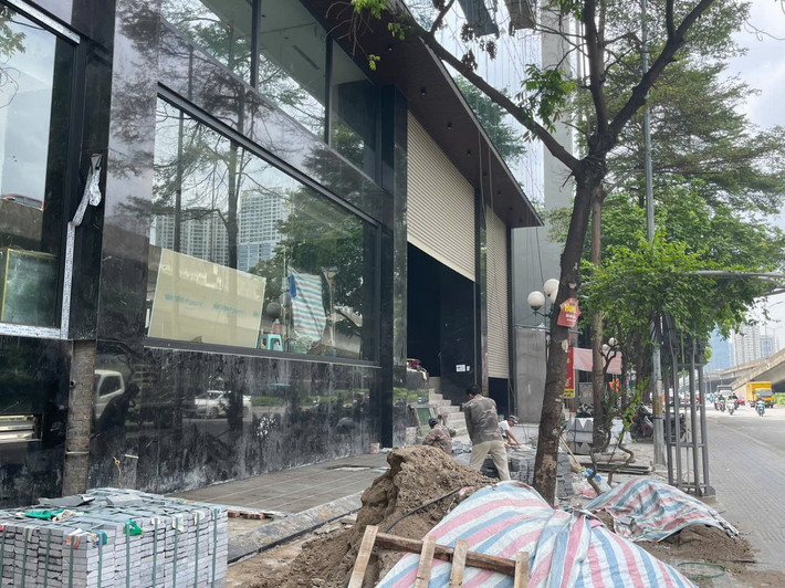 Phản ánh cho rằng, công trình số 225-227-229-231 Khuất Duy Tiến có dấu hiệu xây vượt tầng, tự ý hợp khối và thông sàn.