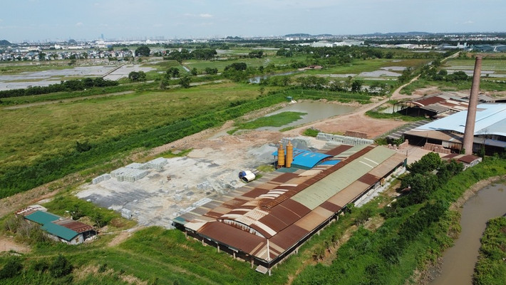 Dù các thủ tục pháp lý về đất đai chưa đầy đủ, chưa có giấy phép xây dựng nhưng nhiều năm nay, nhà máy gạch Ngọc Bài (xã Kiều Phú, Hà Nội) vẫn hoạt động sản xuất một cách bình thường khiến người dân và dư luận đặt nhiều câu hỏi về công tác quản lý, giám sát trong lĩnh vực đất đai tại địa phương này.