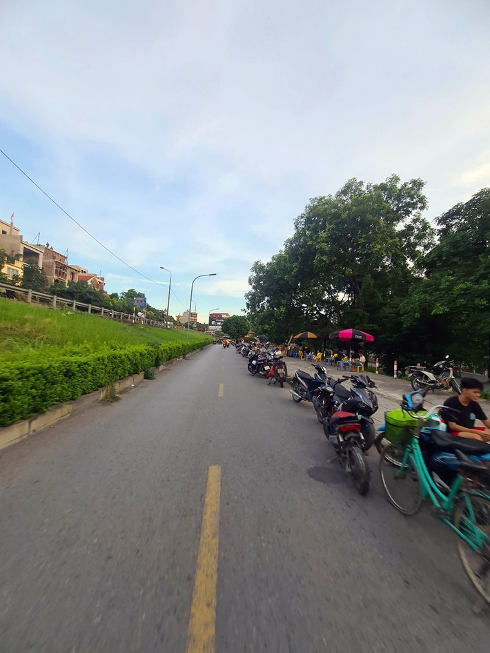 Theo điều 77 Luật Trật tự, An toàn giao thông đường bộ năm 2024, lòng đường chỉ được sử dụng cho mục đích giao thông, còn vỉa hè dành cho người đi bộ. Do vậy, các trường hợp khác cần sử dụng tạm thời lòng đường, vỉa hè phải có sự cho phép của cơ quan có thẩm quyền. Nếu không, hành vi đó sẽ bị xử lý theo nghị định 168/2024/NĐ-CP. Ngoài việc bị áp dụng hình thức xử phạt, cá nhân, tổ chức vi phạm còn bị áp dụng các biện pháp khắc phục hậu quả, khôi phục hiện trạng ban đầu.
