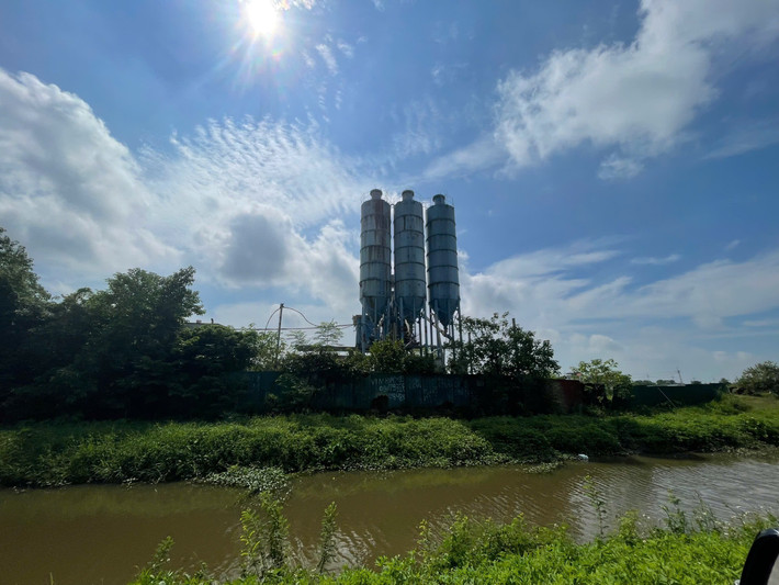 Tại thời điểm sáng 20/8, PV ghi nhận trạm trộn bê tông của Công ty TNHH Vật liệu xây dựng Phong Cảnh đóng kín cửa, bên trong không có dấu hiệu hoạt động, nhưng các trang thiết bị, máy móc, vật liệu vẫn chưa có dấu hiệu tháo dỡ, di dời.