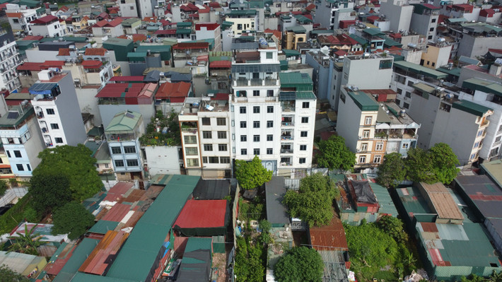 Tuy nhiên, theo phản ánh của người dân, trên địa bàn quận Thanh Xuân vẫn “mọc” nhiều công trình xây dựng có dấu hiệu vi phạm TTXD, xây dựng trái phép trên đất nông nghiệp nhưng không được xử lý dứt điểm. Điển hình, tại khu vực ngõ 271 Bùi Xương Trạch, xuất hiện nhiều công trình xây dựng vượt tầng, sai giấy phép được cấp.