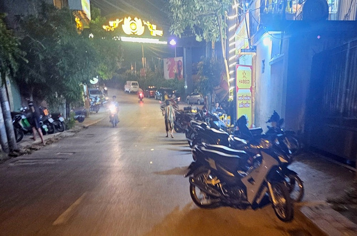 Mỗi tối, quán đông khách, xe máy xếp thành hàng dài “nuốt” gọn một phần diện tích lòng đường, vỉa hè đường Thanh Đàm, gây mất an toàn giao thông, nguy hiểm cho người đi đường.
