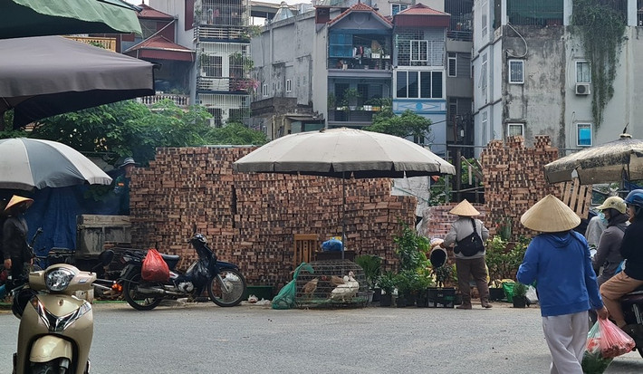 Bãi tập kết VLXD lấn chiếm lòng đường giao thông, gây mất mỹ quan, tiềm ẩn nhiều nguy hiểm.