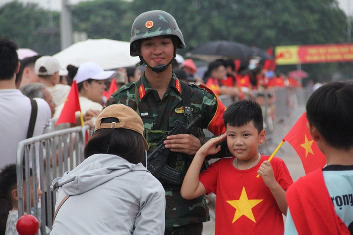 Người dân và du khách vui mừng, hào hứng tạo dáng chụp ảnh, lưu lại những khoảnh khắc đáng nhớ bên dàn pháo lễ.