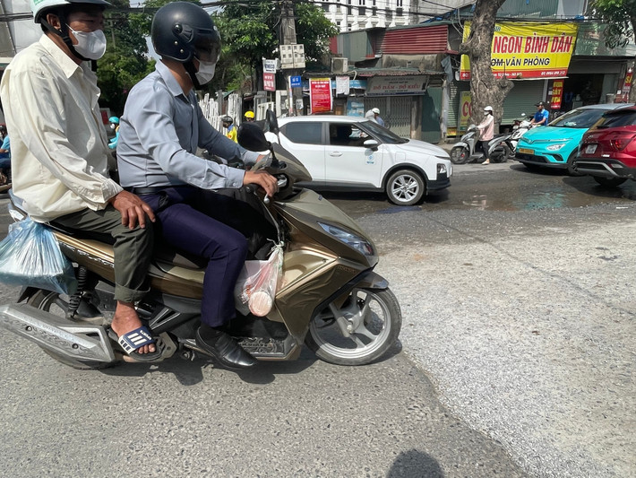 Mặt đường lồi lõm, nguy cơ mất an toàn giao thông.