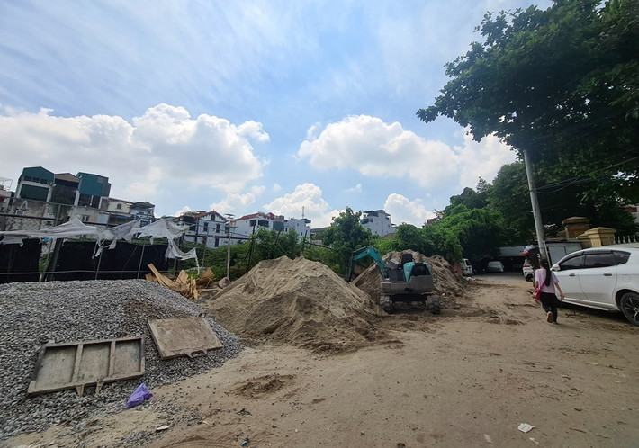Cả một đoạn đường phố Nguyễn An Ninh, phường Tương Mai (nằm sát với nhà thi đấu Hoàng Mai, Hà Nội) đang bị chiếm dụng để kinh doanh bãi tập kết vật liệu xây dựng (VLXD) trái phép.