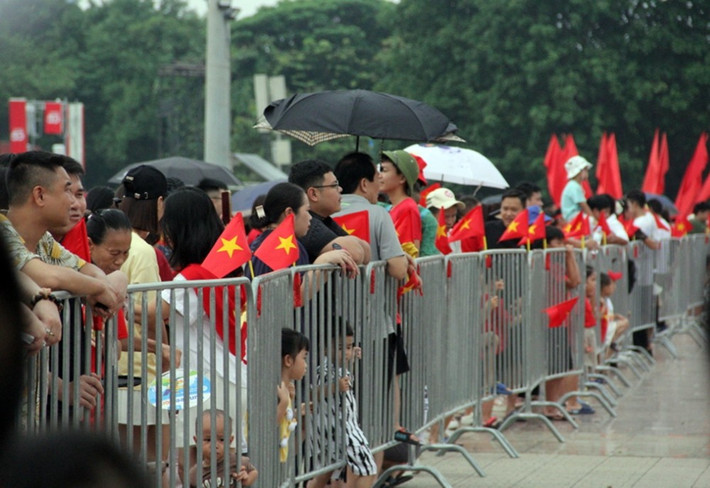 Đến khoảng 10h cùng ngày, lượng người dân đổ về khu vực sân Mỹ Đình càng đông, hòa chung không khí phấn khởi chung niềm vui cùng đất nước.