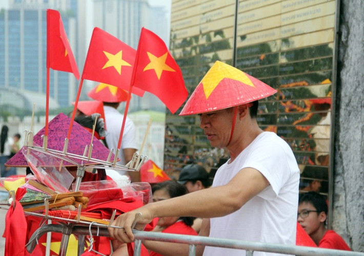 Một số người “hốt bạc” khi tận dụng cơ hội trong dịp này để bán hàng cho du khách đến khu vực sân Mỹ Đình chụp ảnh cùng dàn pháo lễ.