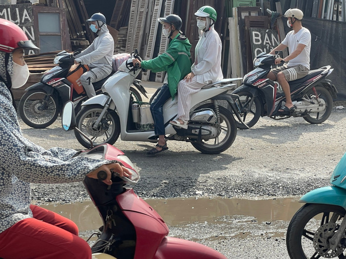 Dự án thi cổng ì ạch, dở dang rải nhựa và tôn nền có chỗ thấp chỗ cao, ban đêm không có đèn đường... nên gây khó khăn, nguy hiểm tiềm ẩn tai nạn cho người và các phương tiện tham gia giao thông.