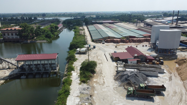 Trước tình trạng trạm trộn bê tông Chèm bị phản ánh xây trái phép bên trong khu lò gạch nằm gần đường TL 279, có dấu hiệu gây ô nhiễm môi trường trên địa bàn xã Phật Tích, đề nghị UBND tỉnh Bắc Ninh chỉ đạo kiểm tra, làm rõ và xử lý nghiêm vi phạm (nếu có). >>> Mời độc giả xem thêm video: Nhà máy gạch quy mô lớn hoạt động không phép. (Nguồn: VTV).