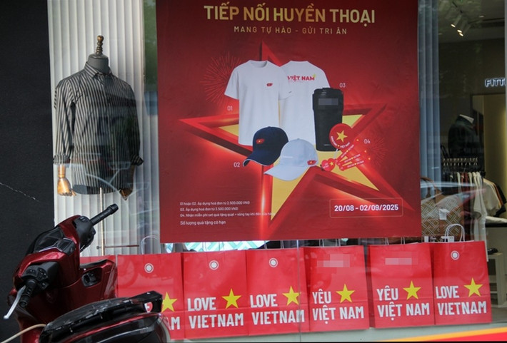 Có cửa hàng tặng thêm những phần quà đặc biệt tới cho các khách hàng đi xem hợp luyện chào mừng Kỷ niệm 80 năm Cách mạng tháng Tám và Quốc khánh 2/9.