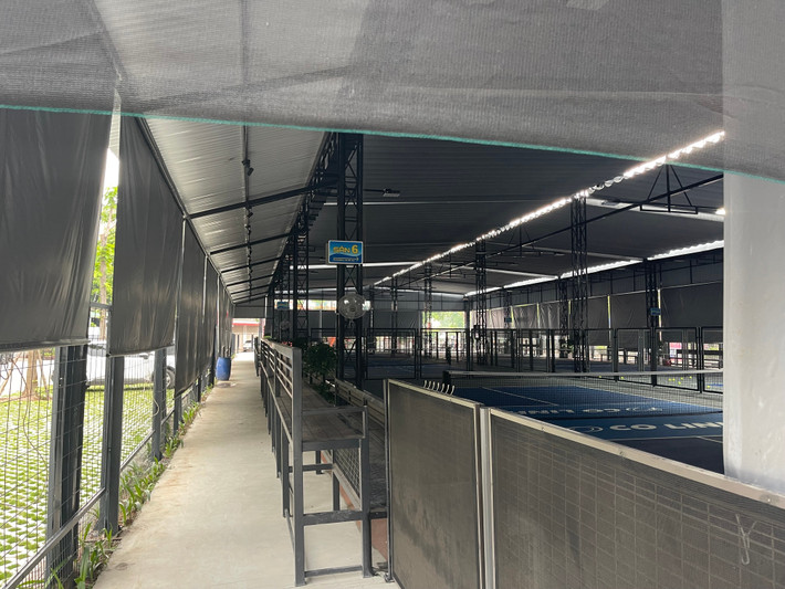 Bên trong sân pickleball 38 Cổ Linh được cải tạo thành 8 sân riêng biệt cho thuê. Đi kèm là các hạng mục công trình phụ trợ như bãi đậu xe, dịch vụ ăn uống, bán hàng.