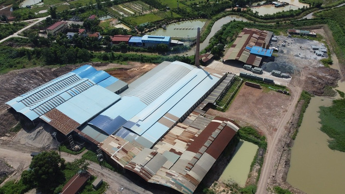 Toàn cảnh nhà máy gạch Ngọc Bài hoạt động không phép nhiều năm nay.