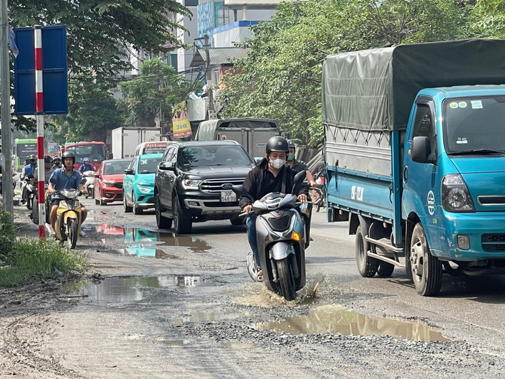 Dự án này dài hơn 2km, vốn đầu tư lên tới 600 tỷ đồng. Nhưng sau nhiều năm thi công, con đường vẫn ngổn ngang, nhếch nhác, mất an toàn.