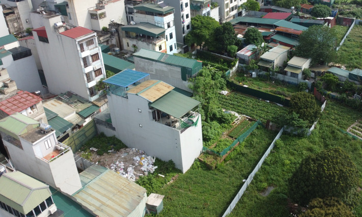Nhan nhản các công trình nhà ở “mọc” trên đất nông nghiệp tại khu vực ngõ 271 Bùi Xương Trạch.