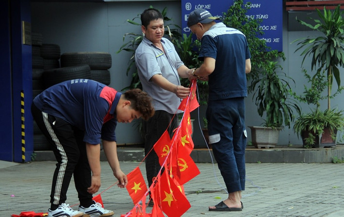 Trên phố Nguyễn Chí Thanh, một số cửa hàng kinh doanh cũng tất bật trang trí nốt các hạng mục cờ đỏ sao vàng.