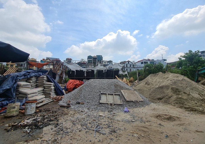 Bãi VLXD trái phép hoạt động không chỉ chiếm dụng lòng đường mà còn gây ô nhiễm khu dân cư khiến người dân bức xúc.