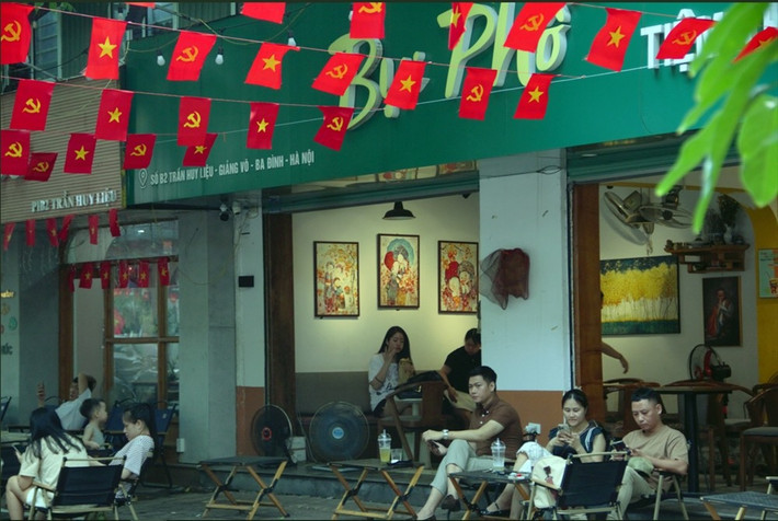 Hàng quán trên phố Trần Huy Liệu tiếp giáp với đường Kim Mã treo cờ rực rỡ.