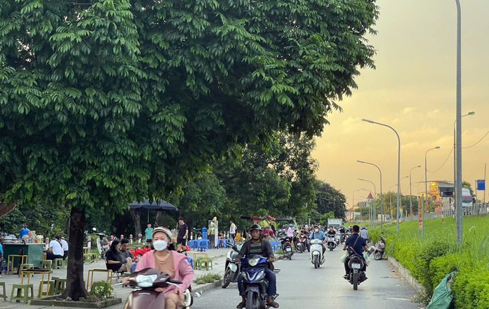 Vỉa hè, lòng đường gần khu vực ngõ 1064 đường Nguyễn Khoái cũng bị “nuốt” một đoạn dài để buôn bán.