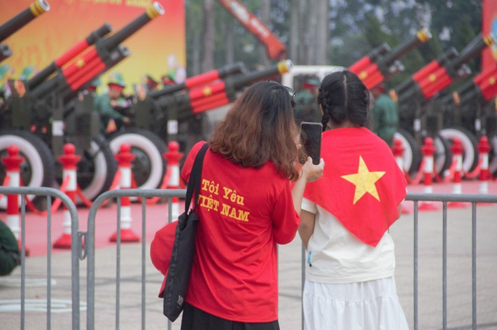 Hai bạn trẻ cũng tỏ ra hào hứng, phấn khích, cùng phụ kiện tạo dáng chụp ảnh trước dàn pháo lễ.