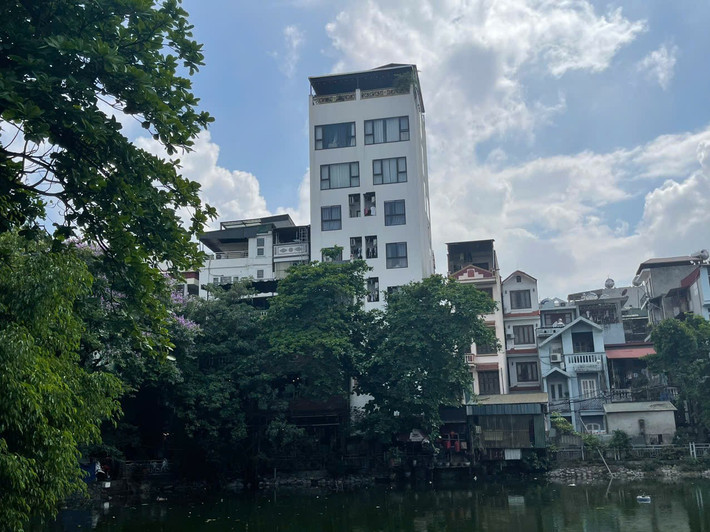 Một công trình nằm trong ngõ 78 Quan Nhân (Thanh Xuân, Hà Nội) có dấu hiệu vượt tầng, đang được sử dụng cho thuê.