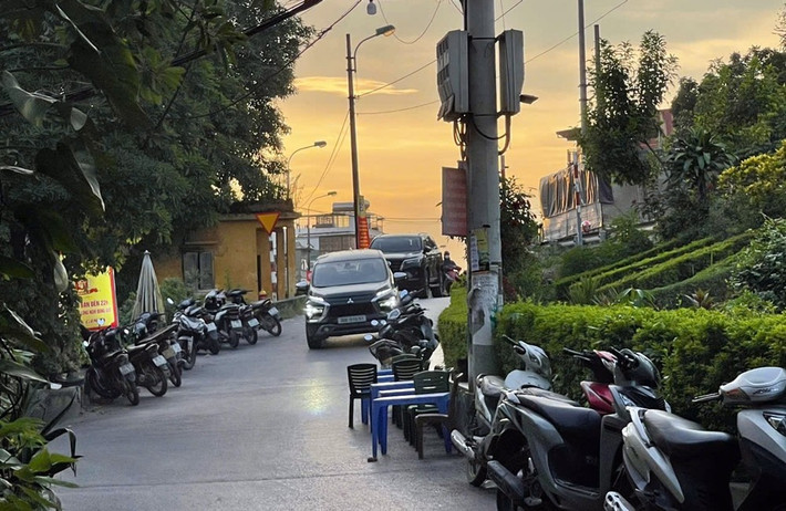 Một quán bia hơi khác có địa chỉ tại số 930 Nguyễn Khoái (Hà Nội) cũng ngang nhiên lấn chiếm lòng đường làm nơi bày bàn ghế, đỗ xe máy của khách nhằm phục vụ kinh doanh, gây cản trở giao thông.