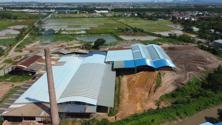Ông Phạm Đức Quang cho biết, nhà máy gạch Ngọc Bài của đơn vị đi vào hoạt động từ năm 2013, sau đó chuyển đổi sang công nghệ twindel. Toàn bộ diện tích đất mà nhà máy sử dụng rơi vào khoảng 6ha, trong đó có khoảng 3ha là đất nông nghiệp mua lại của người dân sau khi cấy lúa kém hiệu quả, thu hoạch bấp bênh và khoảng 2ha là đất công ký hợp đồng thuê với UBND xã Ngọc Liệp (cũ - nay là xã Kiều Phú).
