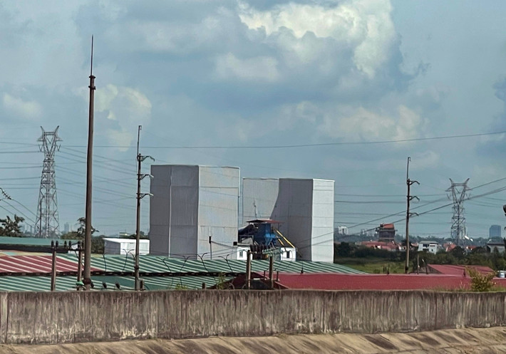 Hệ thống silo xi măng được bịt kín hết bên ngoài, đứng từ xa trông như một lô cốt, khó phát hiện.