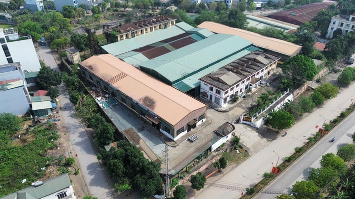 Theo báo cáo kiểm tra trật tự xây dựng (TTXD) tại Trường trung cấp nghề Công đoàn Việt Nam ở thôn 1 xã Hòa Thạch (nay là xã Hòa Lạc, TP Hà Nội) của UBND xã Thạch Hòa (nay là xã Hòa Lạc) mới đây cho biết, năm 2001, UBND tỉnh Hà Tây (cũ) chấp thuận chủ trương đầu tư xây dựng và ban hành quyết định thu hồi 9.998,0m2 tại thôn 1 xã Hòa Thạch giao cho Tổng liên đoàn lao động Việt Nam xây dựng Trung tâm dạy nghề Đoàn Thị Điểm (nay là Trường trung cấp nghề Công đoàn Việt Nam).
