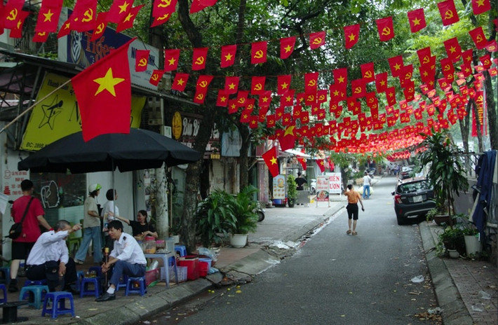 Sáng 21/8, nhiều cửa hàng kinh doanh ở phố Kim Mã (Hà Nội) đã trang trí rực rỡ nhiều lá cờ đỏ sao vàng nhỏ, kèm theo lá cờ Đảng, cờ Tổ quốc cỡ lớn để đón du khách đi xem hợp luyện chào mừng Kỷ niệm 80 năm Cách mạng tháng Tám và Quốc khánh 2/9. Kế hoạch hợp luyện diễu binh, diễu hành diễn ra từ 20h tối nay (21/8). Sau đợt hợp luyện này, các lực lượng sẽ có thêm một buổi hợp luyện (20h ngày 24/8) và hai buổi sơ duyệt (20h ngày 27/8), tổng duyệt (6h30 ngày 30/8) trước khi diễu binh, diễu hành chính thức vào sáng 2/9.